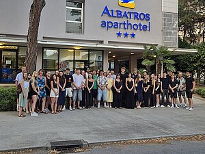 Gruppenfoto vor dem Hotel