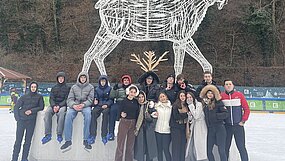 Gruppenfoto am Eislaufplatz