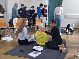 zwei Schülerinnen beim Erste Hilfe leisten