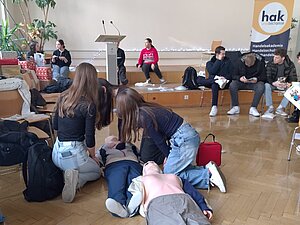 Schülerinnen bei der Herzdruckmassage