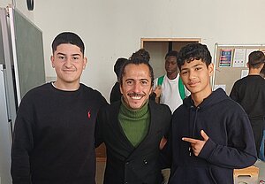 Bildautorin: Sabrina Jovcic Foto mit 2 Schülern und Omar Khir Alanam