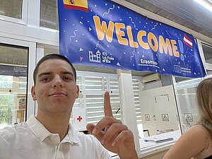 Schüler vor einem Welcome-Banner