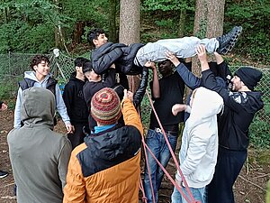 Bildautorin: Sabrina Jovcic Gruppenspiel auf Händen tragen