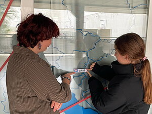 Schüler:innen vor der Landkarte