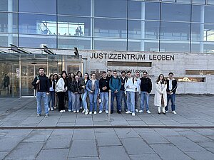 4BK vor dem Justizzentrum Leoben