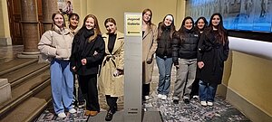 Gruppenfoto vor dem Eingang der Jugendgalerie