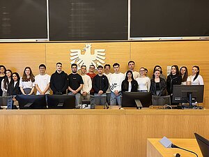 Gruppenfoto im Gerichtssaal