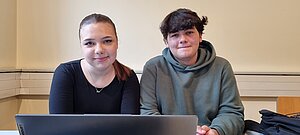 zwei SchülerInnen vor dem Laptop