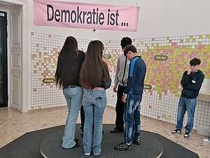 Schüler:innen auf Plattform