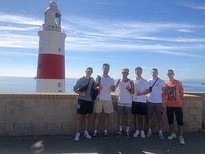 Gruppenfoto vor einem Leuchtturm