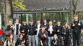 Gruppenfoto vor der Amsterdam International Community School