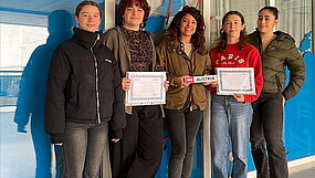 Erasmus+ und die spanische Stadt Elche Gruppenfoto mit Zertifikat