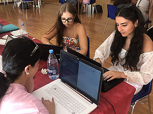 Gruppe bei der Diplomarbeit