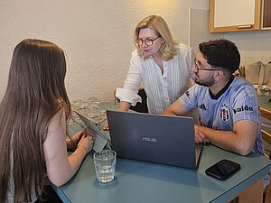 Gruppe am Arbeiten bei der Diplomarbeit