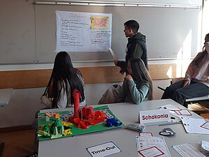 Schüler:innen beim Planspiel