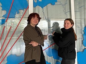 Schüler:innen vor der Landkarte