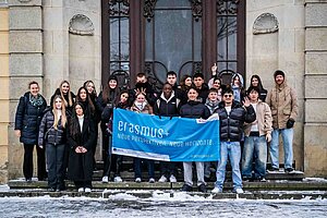 Klassenfoto mit Erasmus-Banner