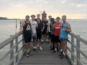 Gruppenfoto vor dem Meer