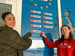 Schüler:innen zeigen auf Austria
