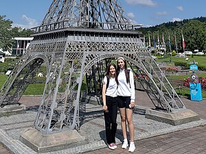 Schülerinnen der 2CK vor dem Eiffelturm in Minimundus