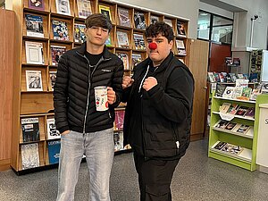 2 Schüler in der Bibliothek